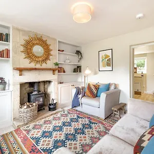 Holiday home Brooks' View - Romantic Escape With Picturesque Riverside Gardens In